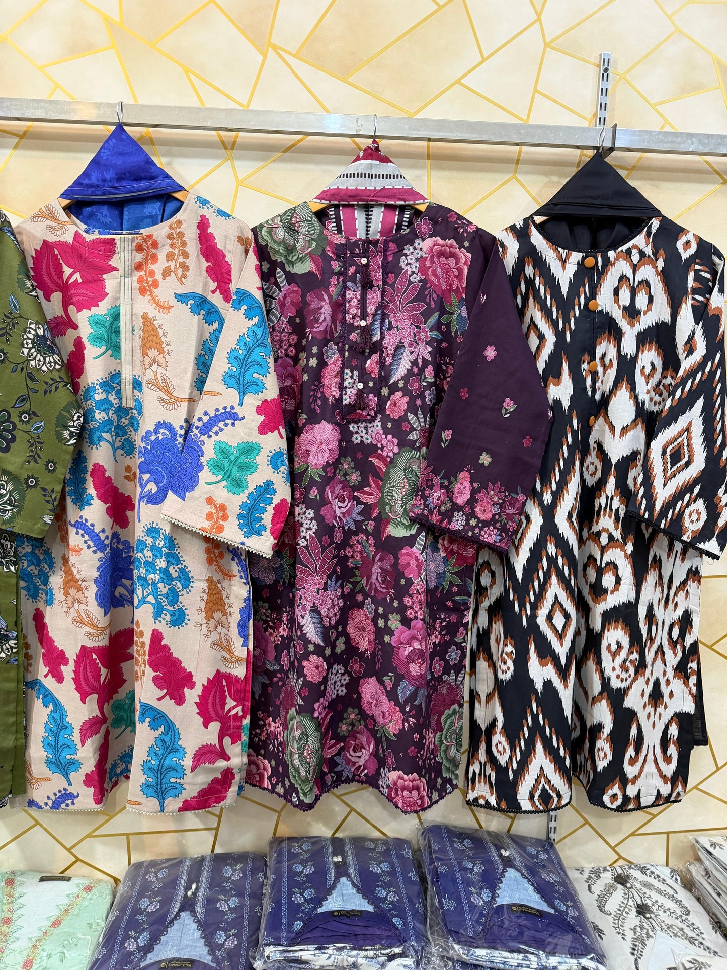 soft stitch.pkWinter Patels Khaddar 3-Pc Stitched 😍